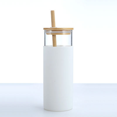 comprar Garrafa de vidro de grau alimentício Branco 20 oz com tampa Manga protetora de silicone tampa de bambu Garrafa de água de vidro para bebidas quentes e frias online manufacture