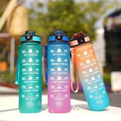 comprar Garrafa de água esportiva portátil à prova de vazamento 32 oz garrafa de água reutilizável com marcador de tempo motivacional e correia de transporte design humanizado livre de tóxicos online manufacture