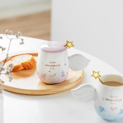 comprar Encantadora caneca de cerâmica com alças de asas de anjo e misturador de estrela de ouro adornado com suaves gradientes de rosa e azul claro online manufacture