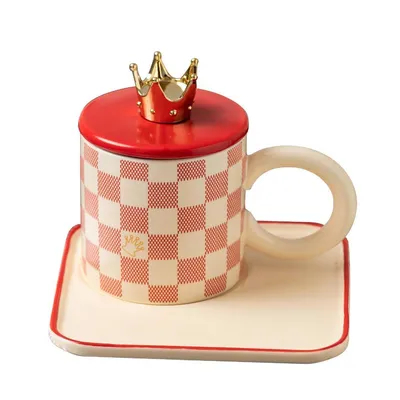 comprar Canecas de Cerâmica Elegantes com Detalhes de Coroa Dourada Padrões Xadrez Vibrantes Vermelho Branco Para Rituais Luxuosos de Café e Chá online manufacture