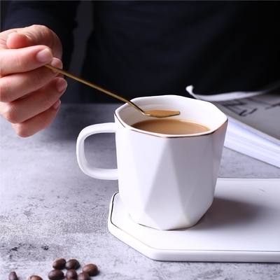 comprar Canecas de cerâmica douradas com formas geométricas criativas, canecas de café para escritório, canecas simples em preto e branco com pires, xícaras e pires para chá da tarde com flores online manufacture