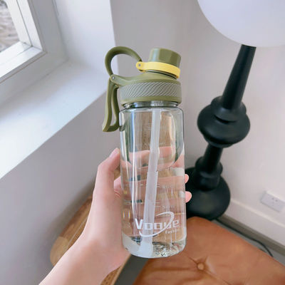 Leve 650ml 850ml Garrafas de água de plástico personalizadas de grande capacidade com logotipo Fitness Garrafa de água portátil para viagens selada e à prova de vazamento