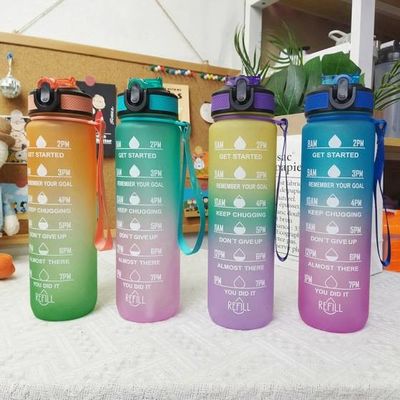 Durabilidade Design funcional seguro garrafas esportivas personalizadas grandes garrafas de água 32 oz com marcador de tempo e palha para qualquer atividade interna ou externa