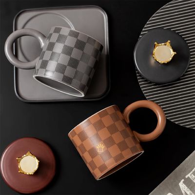 Estilo Nacional de Tendência Copas e pratos de cerâmica a quadros com LIDS colheres grandes alças redondas canecas de escritório café casa beber canecas de cerâmica personalizadas