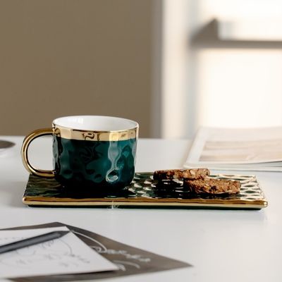 Elegante canecas de cerâmica preta com acentos dourados texturas onduladas para café chá pastelaria emparelhamentos design minimalista moderno