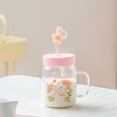 Encantadoras Taças de Vidro Ilustrações de Flores de Gato Branco em Temas Rosa e Azul