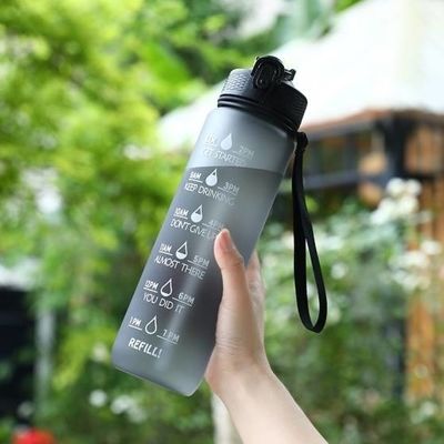 BPA à prova de vazamento Bottle de água desportiva motivacional livre com marcador de tempo 32 oz Bottle desportivo com palha e correia de transporte tamanho perfeito fácil de transportar